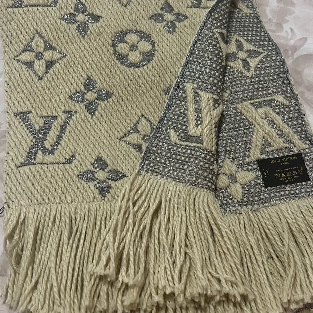 LOUIS VUITTON AUTHENTIC SHINE LOGOMANIA Pearl/ Gray SCARVE